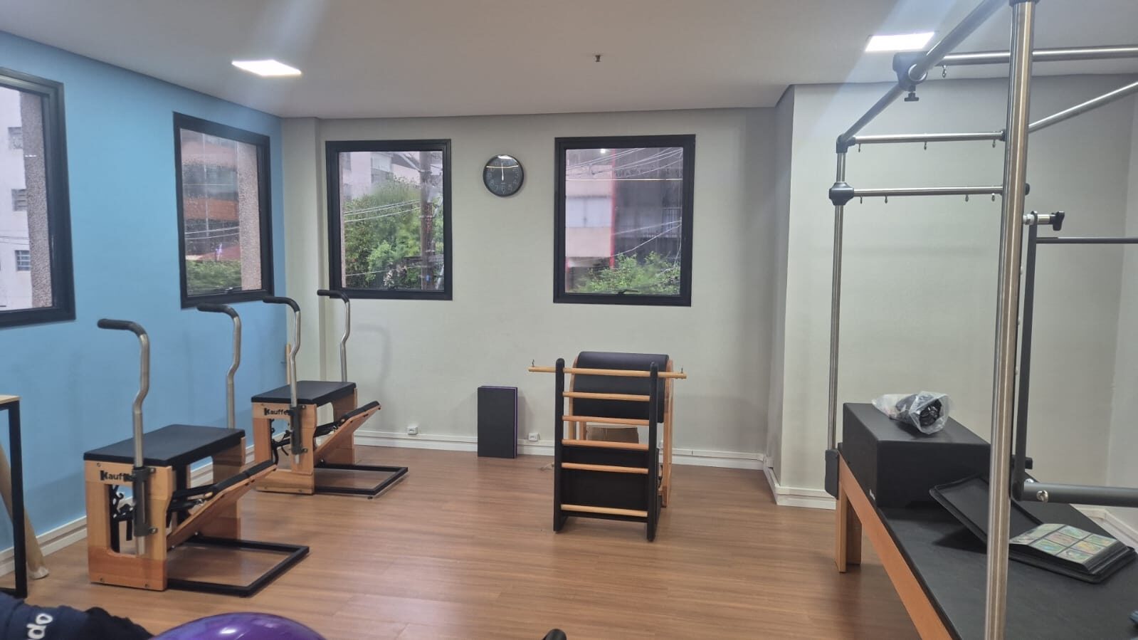 Sala com Chairs, escada de canto e janelas amplas